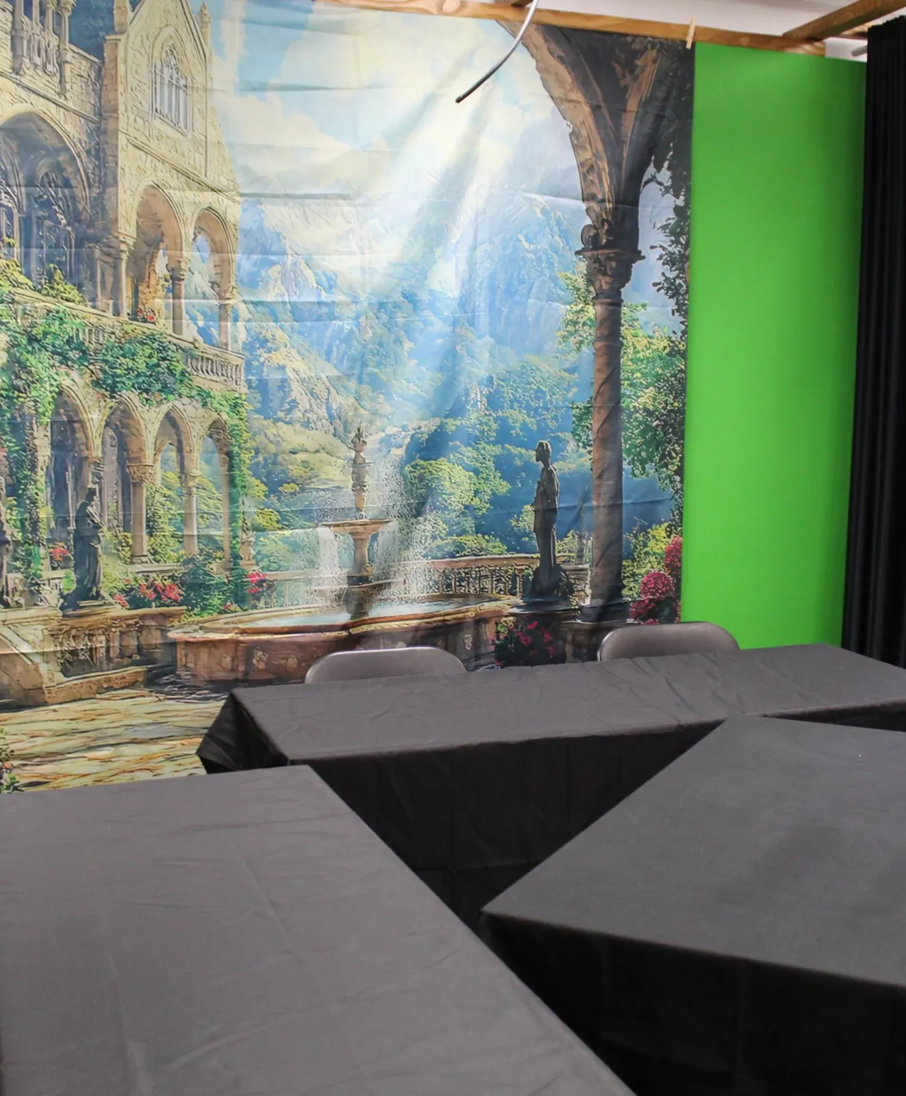 Le plateau : tables de jeu devant le fond vert et la toile de décor
