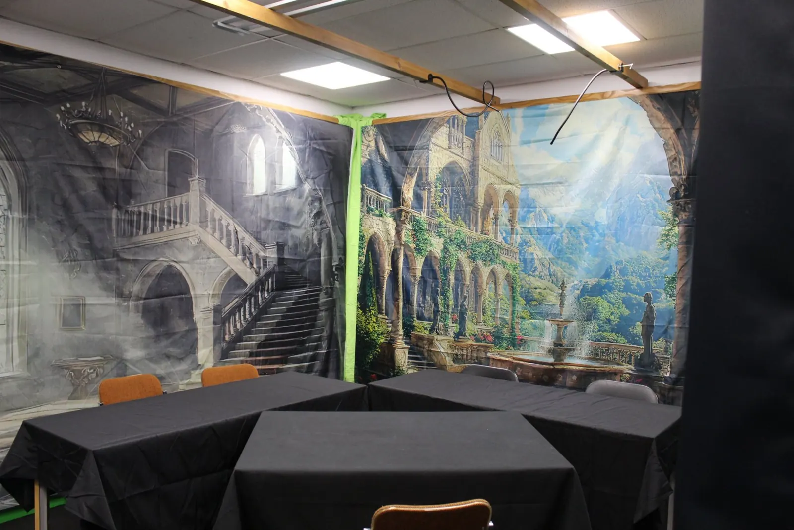 Le plateau du Studio Dédale : tables de jeu et toiles de décor