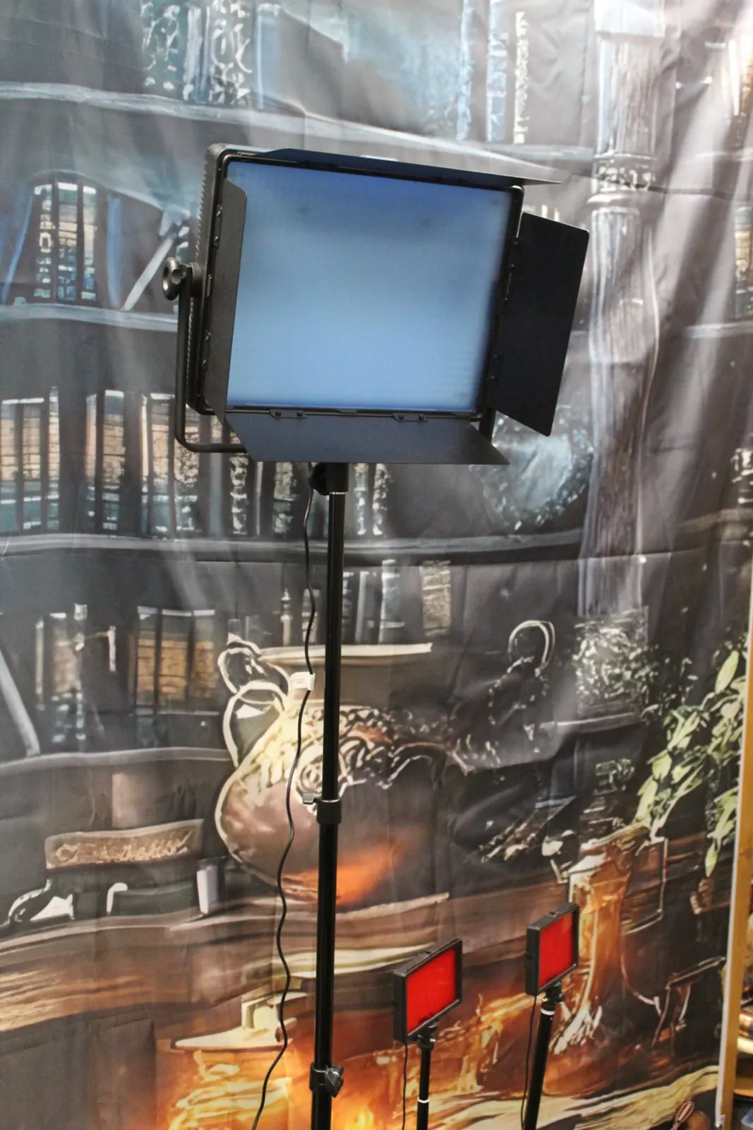 Projecteur LED devant la bibliothèque